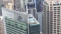 Zie je het zwembad op de bovenste etage dat is nog eens een penthouse