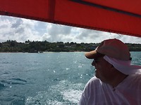 André in vol ornaat