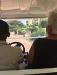 In het golfkarretje naar de dokter