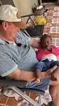 André met zijn donkere kleindochter