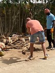 Sebastiaan aan het hout hakken