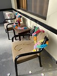 En de stoelen versierd en bloemen