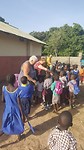 Fia tussen de kids bij schooltje