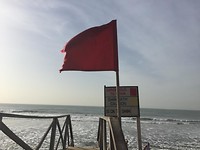 Rode vlag, hoge golven oppassen