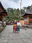Wij in vol ornaat in de tempel