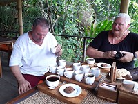 Aan de proeverij van thee en koffie