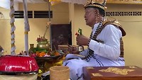 Priester bij lijkkist
