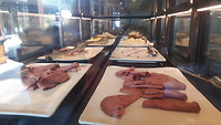 Vleeswaren en kaas bij het ontbijt in koelvitrine