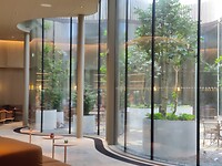 De lobby van het hotel met binnentuin