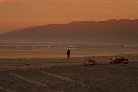 Roelof op het strand bij Westport