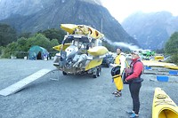 De kajak op de watertaxi.