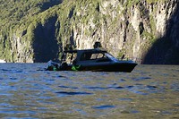 Overstappen van de watertaxi in de kajak