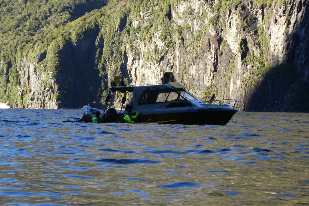 Overstappen van de watertaxi in de kajak