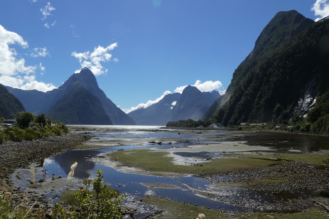 Milford Sound met eb in de zon