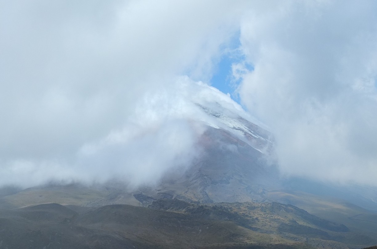 cotopaxi-vulkaan-verdwijnt-in-de-mist-foto-anita-rietberg-s-reisblog