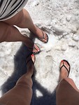 In korte broek en op slippers in de sneeuw