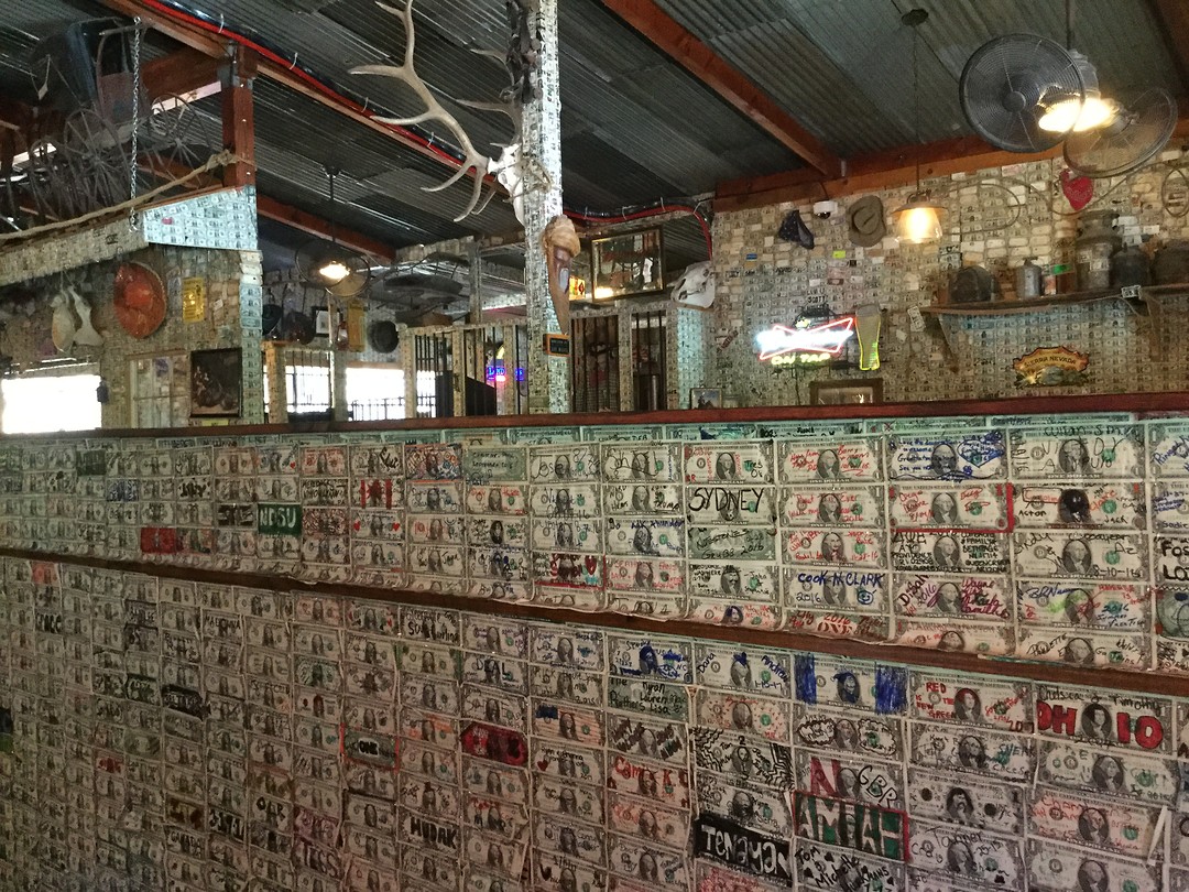 Saloon vol met one dollar biljetten