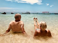 Henry & Anky genieten van de zee.