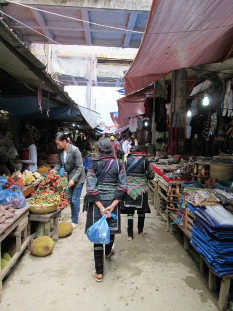 Op de markt met onze H'mong gidsen