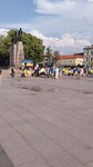 Auf der anderen Seite des Platzes