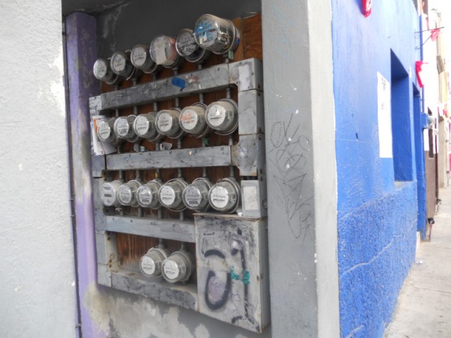 gas en licht meter buiten aan de gevel.