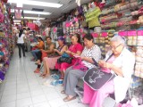 breiende en hakende vrouwen in een fournituren winkel