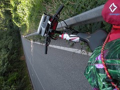 Mijn fiets tegen de railing, wanneer ik de fiets niet tegenhield rolde deze vanzelf naar beneden.