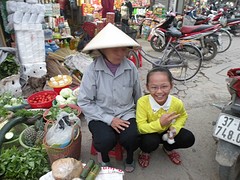 De hele dag op de markt en de kleindochter komt na schooltijd helpen. Zij spreekt een beetje Engels.