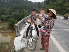 Vietnamese familie, die woont aan de overkant van de rivier.