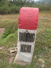 Ho Chi Minh Road, honderden kilometers lang. Dicht bij de bergen want daar loopt de trail van de sol
