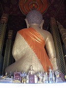 Onderweg in een ' bidhuis ' . Een heerlijke grote Buddha.