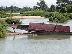 De eigenaar van het Guesthouse aan het werk aan zijn boot.