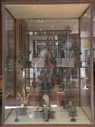 Kast met bronzen hindoe-goden.