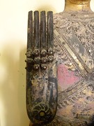 rechterhand van komende Buddha.