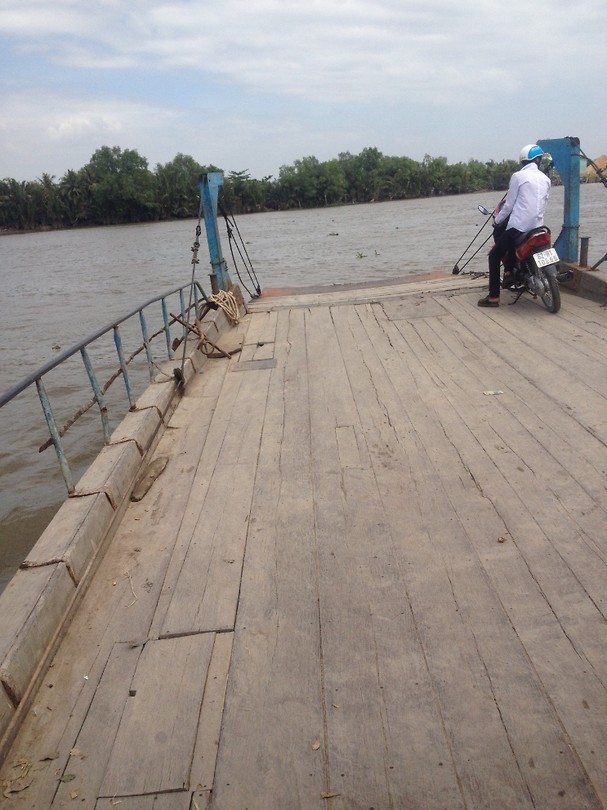 Vandaag 2 takken van de Mekong met een klein pontje overgestoken.