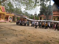 Op de begrafenis 3x rond de tempel.