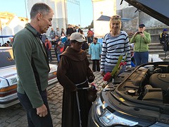 De priester heeft onze auto gezegend in Copacabana Bolivia