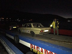 De andere auto's van onze groep op een vlot