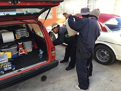Auto's tanken voor vertrek naar La Paz
