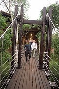 De hangbrug naar onze hotelkamer