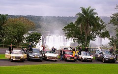 Een groepsfoto voor ons hotel in Brazilië bij de watervallen
