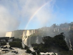 Een mooie regenboog over de watervallen