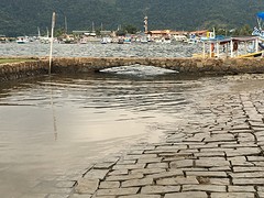 Het zeewater stroomt het dorp Paraty binnen