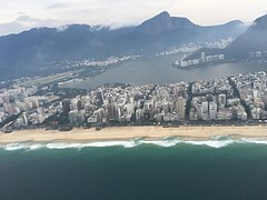 Uitzicht over strand, land en meer met Corcovado op achtergrond