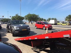 De auto's worden bij het hotel opgehaald
