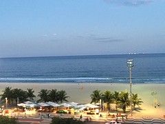 Uitzicht vanuit onze kamer op het verlichte strand van de Copacabana