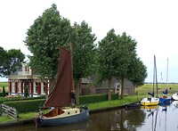 Zeilboot bij brug