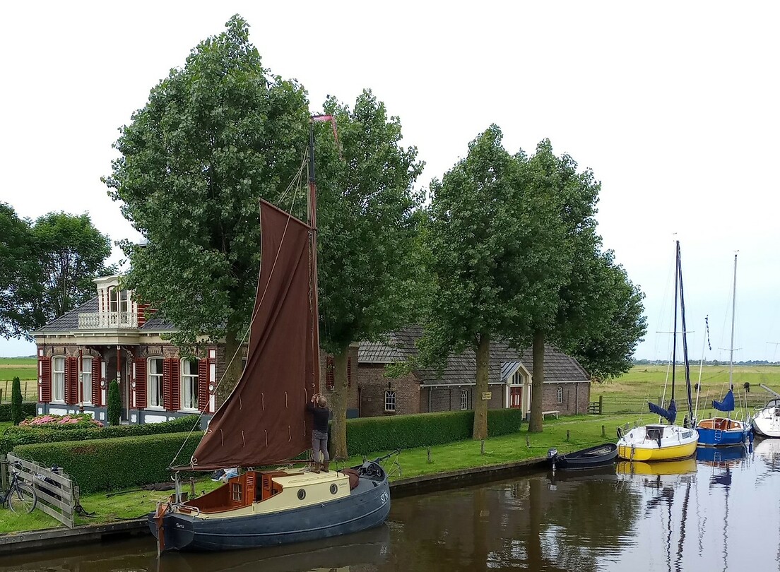 Zeilboot bij brug