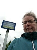 Annemarie bij station Grou met wind en staking