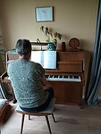Annemarie speelt piano